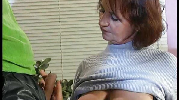 సహజ టీనేజ్ గడ్డం ఉన్న వ్యక్తిని కత్తిరించాడు