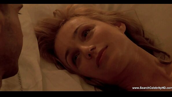 అమ్మాయిలు స్కేటింగ్ రింగ్పై దాడి చేస్తారు మరియు వారు అక్కడ ఉన్న ఒక వ్యక్తిని ఫక్ చేస్తారు