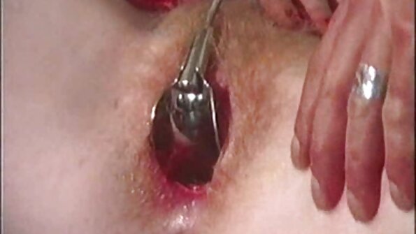 చిన్న బుబీస్తో అందమైన హిస్పానిక్ డార్లింగ్ భారీ ఆత్మవిశ్వాసం నడుపుతుంది