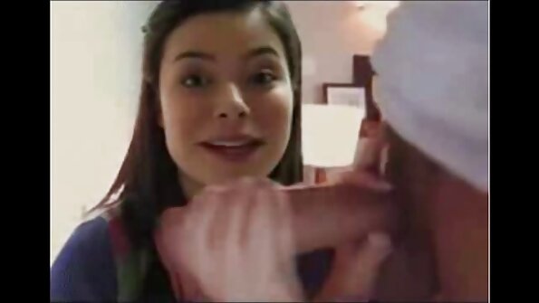 గై తన అందమైన సవతి తల్లితో షవర్లో ఆనందించాడు