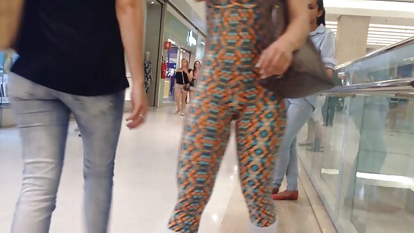 తెల్లటి మంచం మీద చక్కగా చొచ్చుకుపోయిన అద్భుతమైన పసికందు వెంట్రుకలు