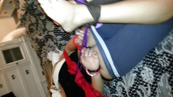 హార్నీ MILF తన సవతి కుమార్తె మరియు ఆమె బ్యూతో కలిసి ముగ్గురులో పాల్గొంటుంది