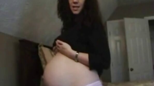 హార్ని ఓరియంటల్ అమ్మాయికి బాత్రూంలో కెమెరాలో సోలో అనుభవం ఉంది