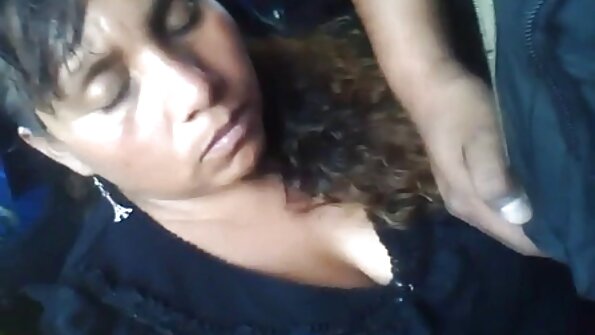 హాట్ లేడీస్ కొంతమంది అబ్బాయిలతో మరియు గ్రూప్ సెక్స్ పార్టీలో చాలా మత్తులో ఉన్నారు