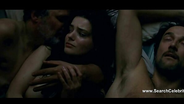 ఇటాలియన్ చిక్ వాలెంటినా నప్పి చక్కటి ఆత్మవిశ్వాసంపై స్వారీ చేస్తోంది