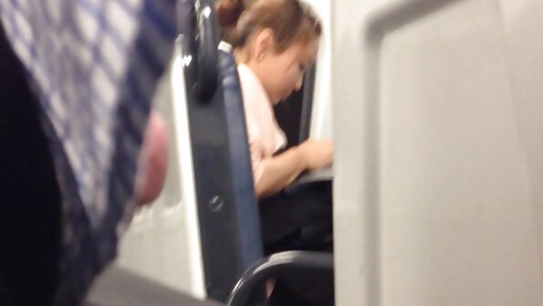 జపనీస్ అమ్మాయి తన భాగస్వామికి పూర్తిగా బ్లో జాబ్ ఇస్తుంది