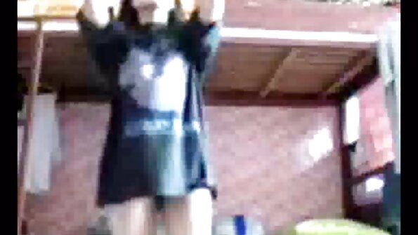 లాటినా తన ఇంటర్నెట్ ఆడియన్స్ ఆన్ చేయడానికి తన భారీ గాడిదను కదిలిస్తుంది