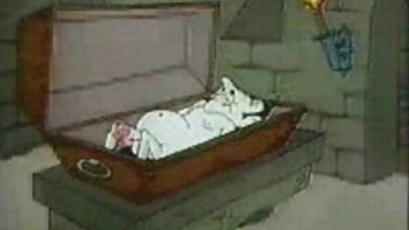 కామిత యువ కూజ్ ఆమె రంధ్రాలన్నింటినీ గరిష్టంగా విస్తరించింది