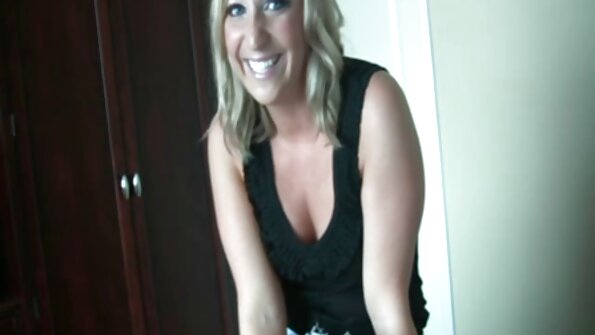 ఆమె క్లిట్లో వైబ్రేటర్ను ఉపయోగిస్తున్నప్పుడు MILF ఫక్ మెషీన్ను ఆస్వాదిస్తోంది