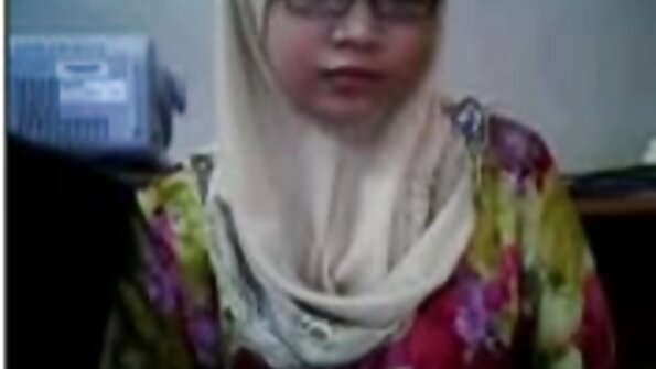 MILF కి గ్లాసెస్ ఉన్న యువకుడి హార్డ్ డిక్ తప్ప మరేమీ అవసరం లేదు