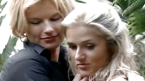 నగ్న అందం ఆరుబయట ఆమె మృదువైన కంట్‌ని వేలితో ఫక్ చేస్తుంది