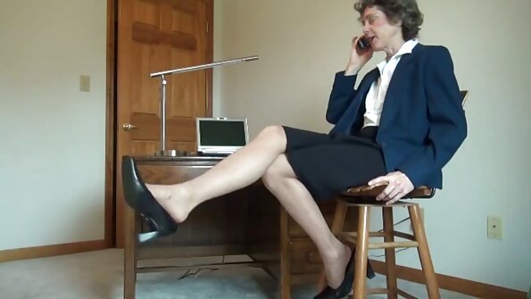 అందమైన శ్యామల మరింత అనుభవజ్ఞుడైన భాగస్వామితో సెక్స్ను ఆస్వాదిస్తుంది