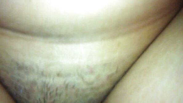 గిరజాల జుట్టు గల దేవదూత పూర్తిగా నగ్నంగా మరియు ఒంటరిగా సోఫాలో ఉంది