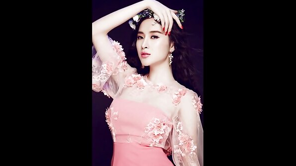 డోల్డ్-అప్ ఆసియన్ హాటీ ఆమె గట్టి గాడిదను నింపుతుంది