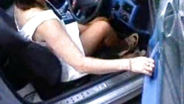 ఎబోనీ బేబ్ బాత్రూంలో తన మంచి పుస్సీని వేలితో పట్టుకుంది