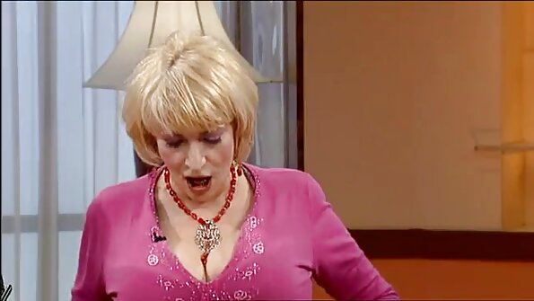 ఖాళీ కార్యాలయం ప్రేమికులకు అంగ సంపర్కం చేసే అవకాశాన్ని ఇస్తుంది