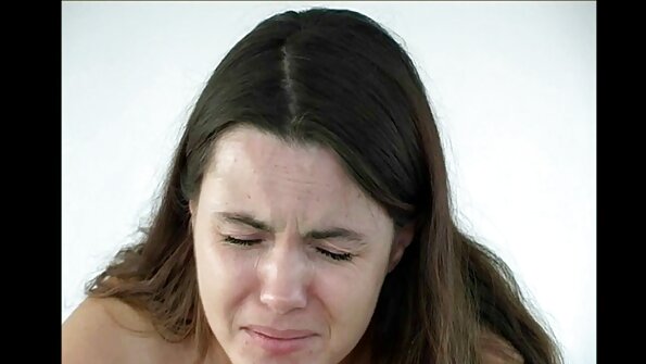 ఆడ బూస్ తన పెద్ద పాయువును కొట్టడానికి వ్యక్తికి గ్రీన్ లైట్ ఇస్తుంది