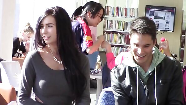 తెల్ల బెడ్షీట్లలో ఆడవారు క్లయింట్కు అద్భుతంగా సేవలు అందిస్తారు