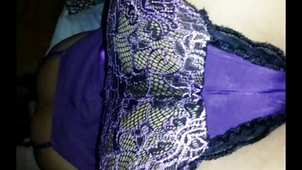 ఫ్లోరిసోమ్ అన్యదేశ లేడీ హనీ గోల్డ్ తన కొత్త ప్రేమను ప్రేమిస్తుంది