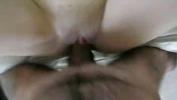 పూర్తి వక్షస్థలమైన అందగత్తెని కట్టేటప్పుడు ఒక పెద్ద కాక్ పీలుస్తుంది