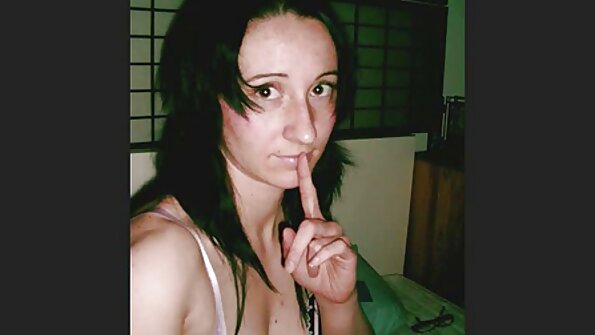 పడవలో ఉన్న గర్ల్ఫ్రెండ్ తన పెద్ద డిక్ను పట్టుకుని శృంగారంగా కొట్టింది