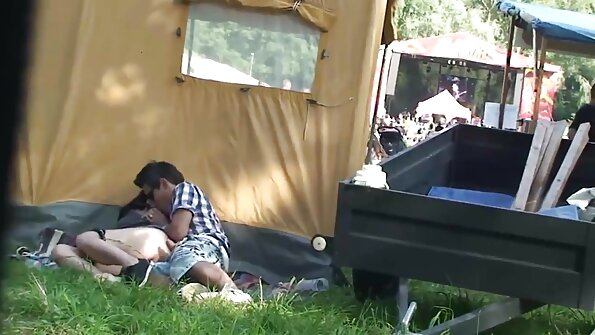 బాలికలు బాత్రూంలో ఒక వ్యక్తితో ఉన్నారు, అతని పెద్ద డిక్ అందుకుంటున్నారు