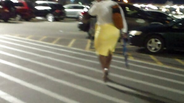 బూడిద బొచ్చు గల స్త్రీ తన వెంట్రుకల కంట్ని చిన్న అబ్బాయి చేత ఇబ్బంది పెడుతుంది