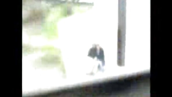 అందమైన యువకుడు గర్ల్ ఫ్రెండ్ డ్రివింగ్ గుండు పుస్సీని సంతృప్తిపరిచాడు