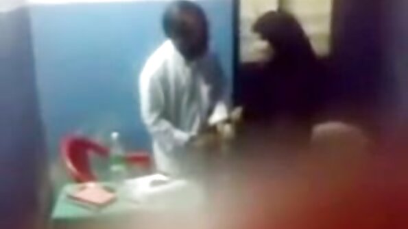 నల్ల గాజులు ధరించిన కొమ్ము శ్యామల చొచ్చుకుపోతుంది