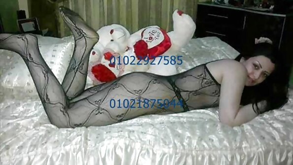 కఠినమైన శరీరంతో వేడి అందగత్తె మిల్ఫ్ ఆమె సవతి కుమారుడిని గట్టిగా కొట్టింది