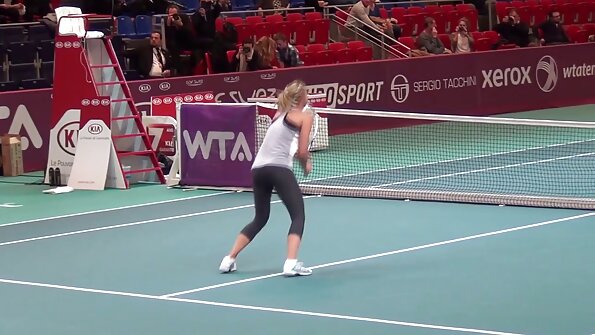 హాట్ శ్యామల పసికందు ఒక యువ స్టడ్తో గట్టిగా కొట్టబడింది