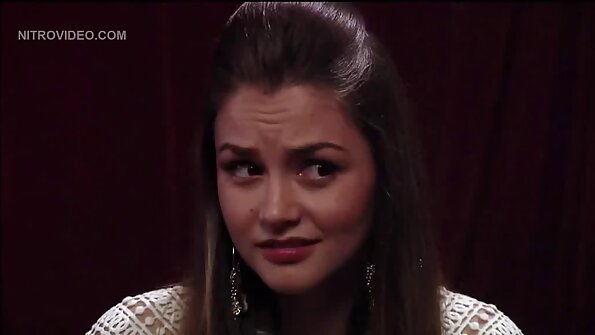 హాట్ శ్యామల రీగన్ ఫాక్స్ ఆమె ఉద్వేగం ఎలా చేరుకుంటుందో స్టెప్సన్ చూపిస్తుంది