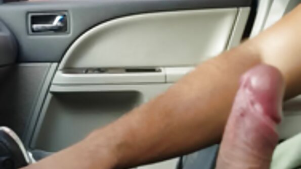 లెస్బియన్ స్నేహితులు చాలా ఇష్టపడే ప్రేమ కోసం మంచం మీద కలుస్తారు