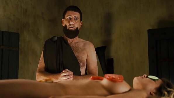 మగవారికి కనికరం తెలియదు మరియు ఏషియన్ చిక్‌ను ఏడిపిస్తోంది