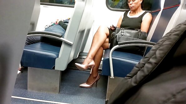 పరిణతి చెందిన అందగత్తె తన విద్యార్థినితో సరదాగా గడుపుతోంది