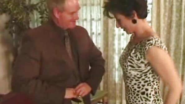 MILF అలసటతో స్కోర్ చేయబడుతోంది పోర్న్ ప్రపంచంలోకి రావాలనుకుంటుంది