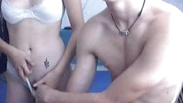 దుష్ట వేశ్య ఏ రంధ్రంలో అతను తన సాధనాన్ని అంటుకోబోతున్నాడో పట్టించుకోడు