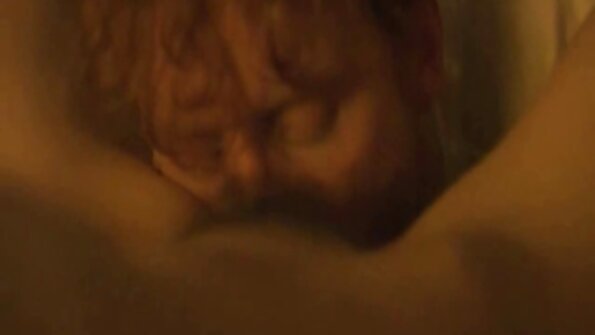 ముసలి వ్యక్తి సవతి కుమార్తెలో ఉన్న స్త్రీని చూస్తాడు మరియు కుంటిని కత్తిరించాడు