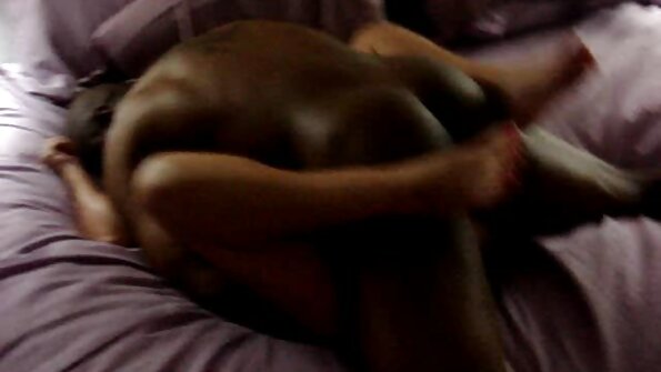 మురికిగా ఉన్న గృహిణి తన భర్తను పెద్ద పెద్ద భాగస్వామితో మోసం చేస్తోంది