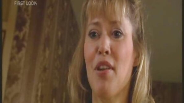 ఎబోనీ ఫిమేల్ ఉద్వేగం చేరుకోవాలనుకుంటుంది మరియు స్నేహితుల ఆత్మవిశ్వాసాన్ని దుర్వినియోగం చేస్తుంది