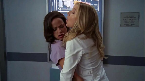 తెల్లటి లెగ్గింగ్స్ చీల్చిన అమ్మాయి యోగా కోచ్తో సెక్స్ని ఆస్వాదిస్తుంది