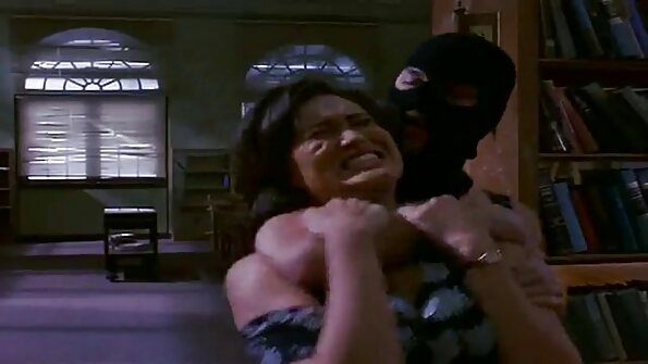 హాలీ బ్యాంక్స్ ఒక పెద్ద పాత డిక్ ద్వారా ఉద్రేకంతో ఇబ్బంది పెట్టాయి