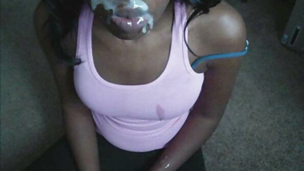 అతను మరొక సెక్సీ అమ్మాయిని ఇబ్బంది పెట్టడంతో అతని భార్య హస్త ప్రయోగం చేస్తుంది