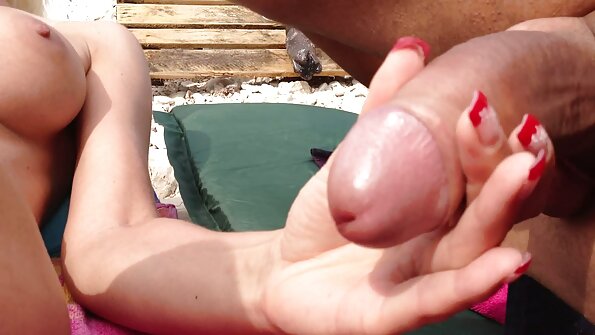 హాట్ బస్టీ ఆసియా బేబ్ బాత్రూమ్లో హస్త ప్రయోగం చేస్తుంది