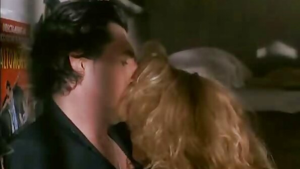 హాట్ లిటిల్ బిచ్ ఒంటరిగా ఉన్నప్పుడు తన సవతి సోదరుడిని పీల్చిపిప్పి చేస్తోంది