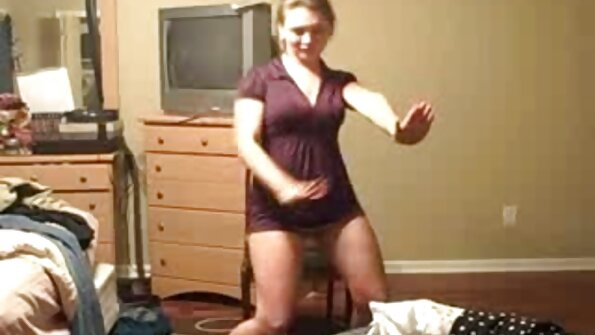 డర్టీ స్లట్ యొక్క ఇంటర్రేషియల్ త్రీసమ్ డబుల్ చొచ్చుకుపోవడాన్ని కలిగి ఉంటుంది