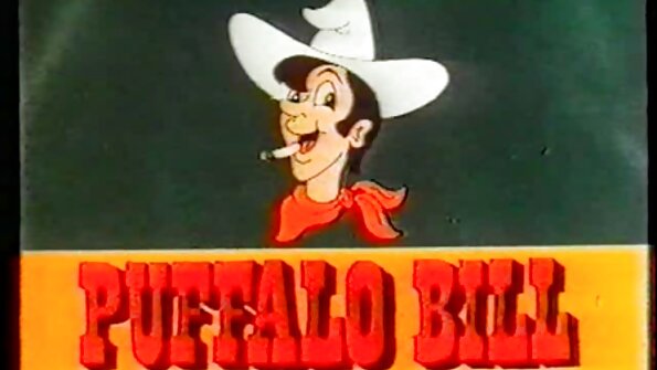 బంతులు ఆమె గాడిదకు తగలడంతో లాటినా టిట్స్ బౌన్స్ అవుతున్నాయి