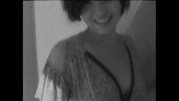 సన్నని టీనేజ్ తన ముమ్మాటికీ పెద్ద గాడిదను కలిగి ఉంది