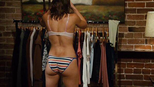 పొడవాటి జుట్టు గల తెల్లటి అమ్మాయి కొన్ని భారీ నల్లని మచ్చలను తీసుకుంటుంది