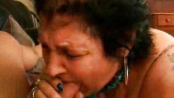 మసాజ్ థెరపిస్ట్ ఒక అందమైన అమ్మాయిని తన టేబుల్ మీద పెట్టాడు